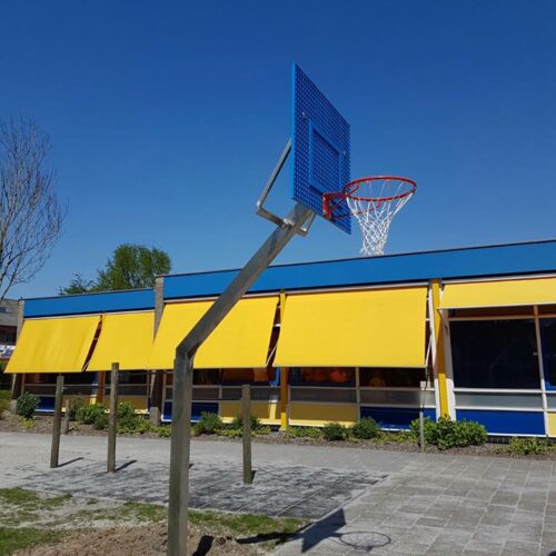 Antivandalisme basketbalbord 50 Basketbalpaal met blauw verzinkt antivandaal en geluidsarm basketbaklbord